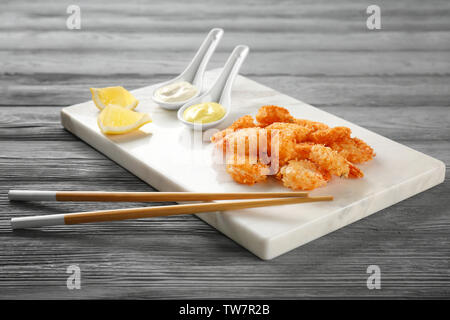 Vorstand mit leckeren Shrimps Warenkorb auf hölzernen Tisch Stockfoto