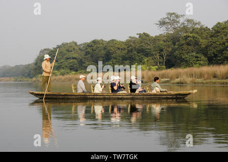 Touristen und ihre Kameras genießen Sie eine Safari auf den Rapti River im Chitwan Nationalpark, Nepal Stockfoto