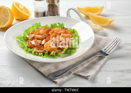 Mit frischen leckeren Garnelen Warenkorb auf der Tischplatte Stockfoto