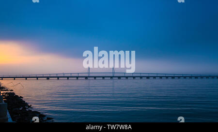 Die Landschaft von Zhuhai unter der Morgen Licht am 3. Februar 2019 ist sehr schön, vor allem die Hong Kong-Zhuhai-Macao Brücke, die auf der Oberfläche des Meeres, der besonders spektakulär ist, erstreckt. Stockfoto