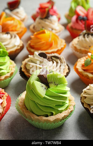 Lecker bunten Kuchen auf dem Tisch Stockfoto