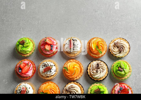 Lecker bunten Kuchen auf grauem Hintergrund, Ansicht von oben Stockfoto