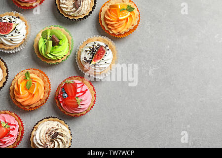 Lecker bunten Kuchen auf grauem Hintergrund Stockfoto