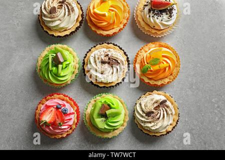 Lecker bunten Kuchen auf grauem Hintergrund, Ansicht von oben Stockfoto