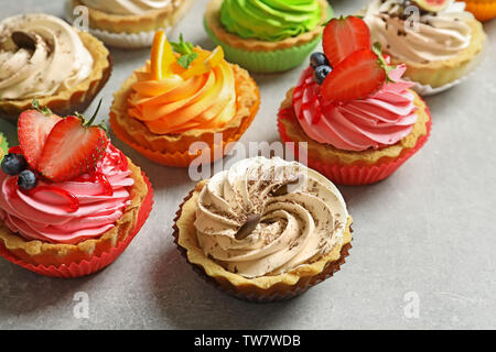 Lecker bunten Kuchen auf grauem Hintergrund Stockfoto