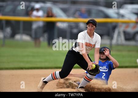 Teig/runner Schiebetüren in sicher an der zweiten Base mit einem Doppelzimmer, einem gegnerischen infielder nahm einen späten werfen in der Tasche. USA. Stockfoto