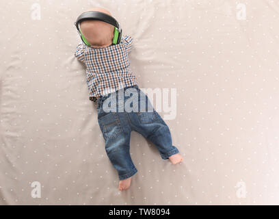 Cute Baby Musik auf hellen Hintergrund Stockfoto