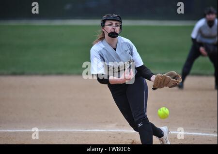 Krug in den Kreis der Freigabe eines Pitch zu einem wartenden gegnerische hitter. USA. Stockfoto