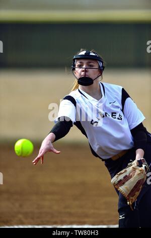 Krug in den Kreis der Freigabe eines Pitch zu einem wartenden gegnerische hitter. USA. Stockfoto