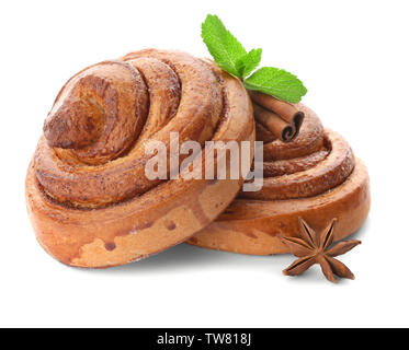 Sweet Cinnamon Rolls auf weißem Hintergrund Stockfoto