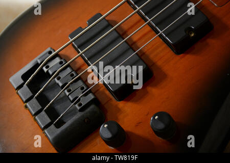 4 Strings vitange E-Bass Gitarre mit Händen spielen und anderen Perspektive Stockfoto