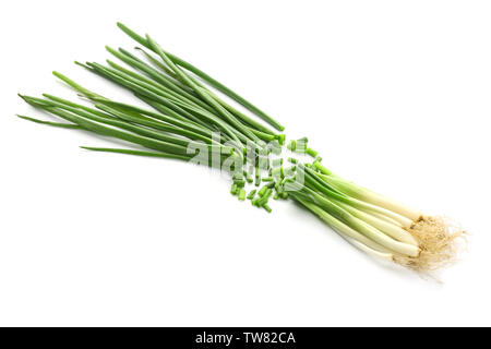 Grüne Zwiebel auf weißem Hintergrund Stockfoto