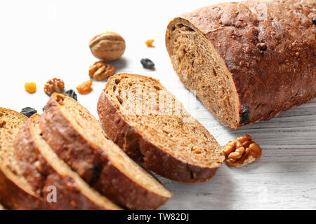 Lecker frisches Brot mit Nussbaum und Rosinen auf hölzernen Hintergrund Stockfoto