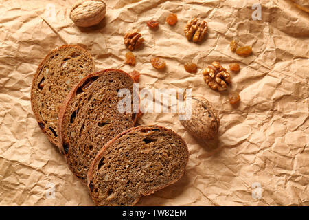 Lecker frisches Brot mit Nussbaum und Rosinen auf Papier Stockfoto