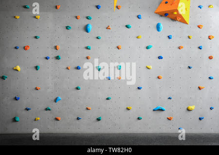 Graue Wand mit Klettern hält in der Turnhalle Stockfoto