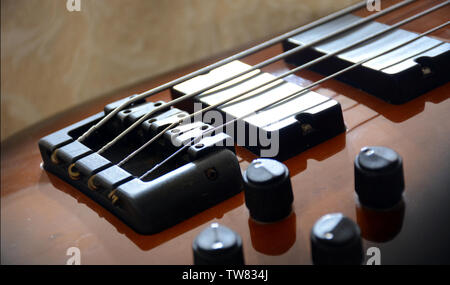 4 Strings vitange E-Bass Gitarre mit Händen spielen und anderen Perspektive Stockfoto