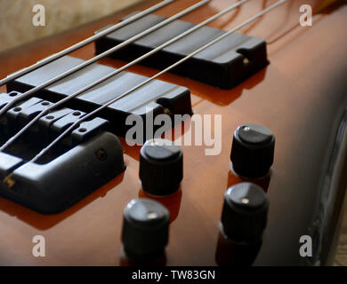 4 Strings vitange E-Bass Gitarre mit Händen spielen und anderen Perspektive Stockfoto