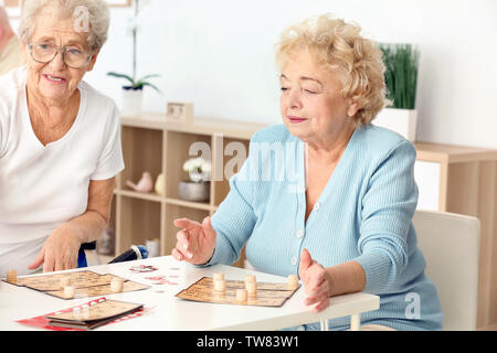 Ältere Leute lotto spielen bei Care Home Stockfoto