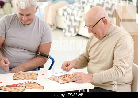 Ältere Leute lotto spielen bei Care Home Stockfoto