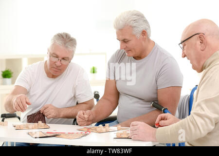 Ältere Leute lotto spielen bei Care Home Stockfoto