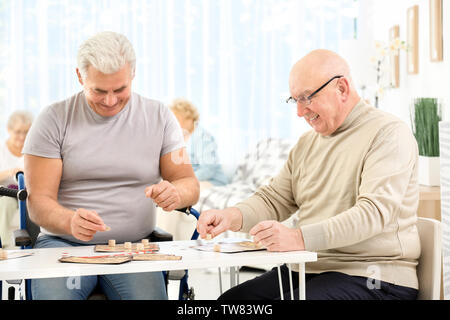 Ältere Leute lotto spielen bei Care Home Stockfoto