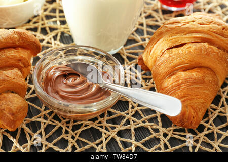 Leckere Croissants mit Schokolade verteilen sich auf Tisch, Nahaufnahme Stockfoto