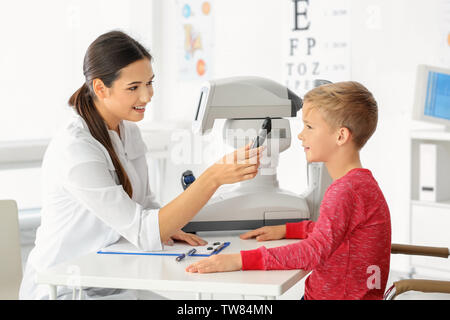Augenarzt untersuchen eye Fundus des kleinen Kindes in der Klinik Stockfoto