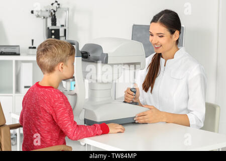 Augenarzt Messung des Augeninnendrucks des kleinen Kindes in der Klinik Stockfoto