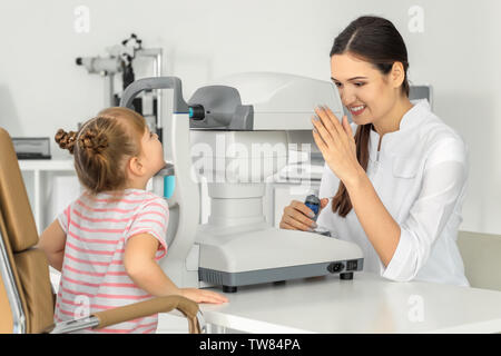 Augenarzt Messung des Augeninnendrucks des kleinen Kindes in der Klinik Stockfoto