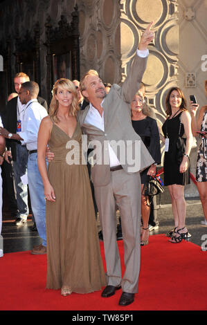 LOS ANGELES, Ca. Juli 24, 2008: Kevin Costner und Frau Christine Baumgartner bei der Weltpremiere von Flügel Abstimmung in seinem neuen Film "am El Capitan Theatre, Hollywood. © 2008 Paul Smith/Featureflash Stockfoto