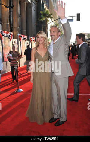 LOS ANGELES, Ca. Juli 24, 2008: Kevin Costner und Frau Christine Baumgartner bei der Weltpremiere von Flügel Abstimmung in seinem neuen Film "am El Capitan Theatre, Hollywood. © 2008 Paul Smith/Featureflash Stockfoto