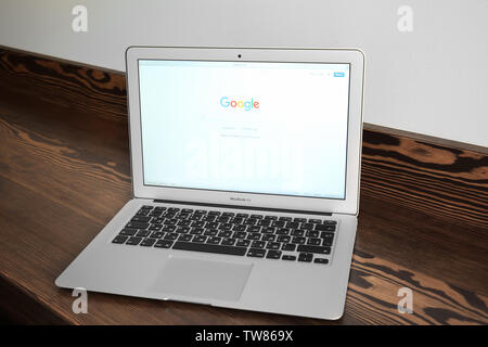 Kiew, Ukraine - Oktober 18, 2017: Apple MacBook Air Silber mit Google Suche Seite am Tisch drinnen Stockfoto