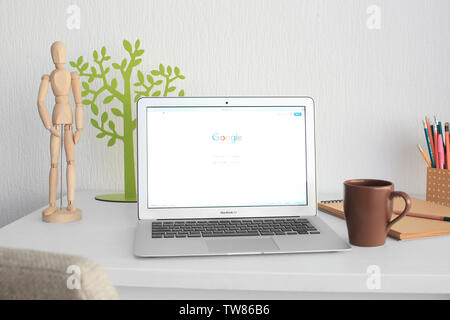 Kiew, Ukraine - Oktober 18, 2017: Apple MacBook Air Silber mit Google Suche Seite am Tisch drinnen Stockfoto