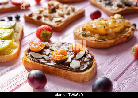 Scheibe Brot mit Schokoladencreme auf Tisch Stockfoto