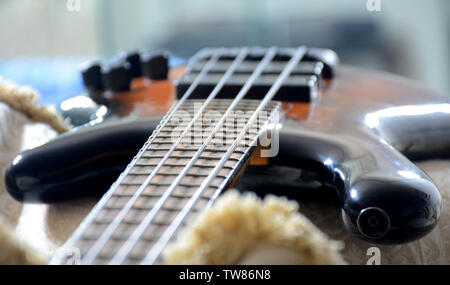 4 Strings vitange E-Bass Gitarre mit Händen spielen und anderen Perspektive Stockfoto