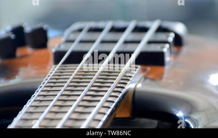 4 Strings vitange E-Bass Gitarre mit Händen spielen und anderen Perspektive Stockfoto