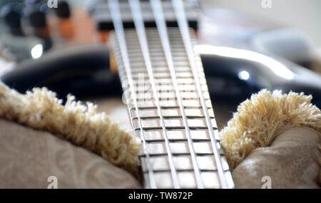 4 Strings vitange E-Bass Gitarre mit Händen spielen und anderen Perspektive Stockfoto