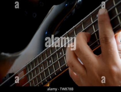 4 Strings vitange E-Bass Gitarre mit Händen spielen und anderen Perspektive Stockfoto