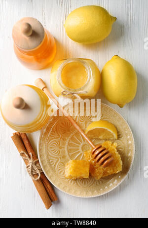 Zusammensetzung mit aromatischen Honig auf Tisch Stockfoto