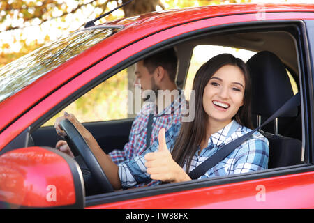 Junge Frau, die Führerschein Prüfung Stockfoto