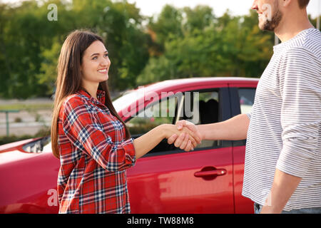 Junge Frau bestanden Führerschein Prüfung Stockfoto