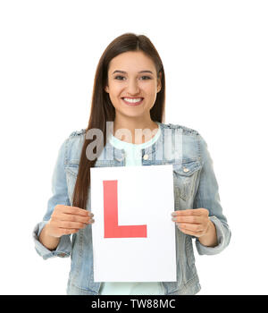 Junge Frau mit fahrschüler Zeichen auf weißem Hintergrund Stockfoto