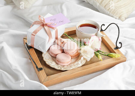 Holz- Fach mit Frühstück und Geschenk zum Muttertag im Bett serviert. Stockfoto