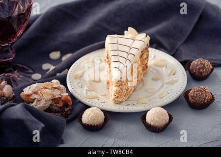 Vielfalt an leckeren Süßigkeiten auf Tisch Stockfoto