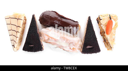 Vielfalt an leckeren Kuchen auf weißem Hintergrund Stockfoto