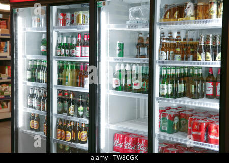 Mykolajiw, UKRAINE - 31. Oktober 2017: Kühlschränke mit gängigen alkoholischen Getränken im SB-U Stockfoto