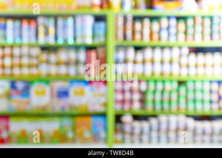 Unscharfer Blick auf Regale mit Babynahrung im Shop Stockfoto