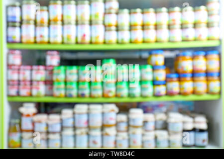 Unscharfer Blick auf Regale mit Babynahrung im Shop Stockfoto