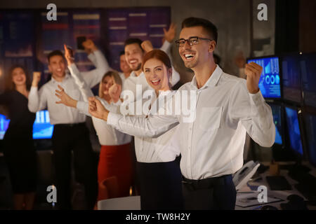 Lager Händler Erfolg feiern im Büro aufgeregt Stockfoto