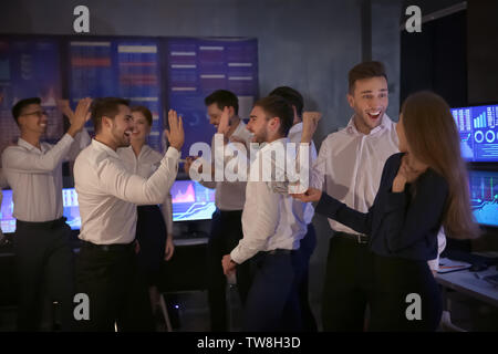 Lager Händler Erfolg feiern im Büro aufgeregt Stockfoto